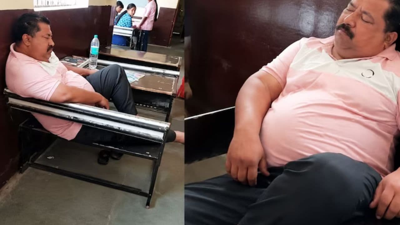 क्लासरूम में बेंच पर सोते मिले शिक्षक, छात्र करते रहे इंतजार, वीडियो वायरल