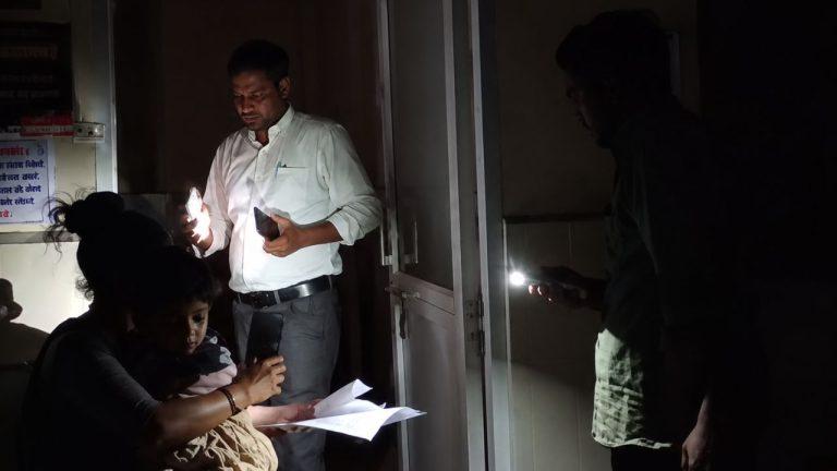 छिंदवाड़ा जिला अस्पताल में गुल हुई बिजली, मोबाइल टॉर्च की रोशनी में हुआ मरीजों का इलाज