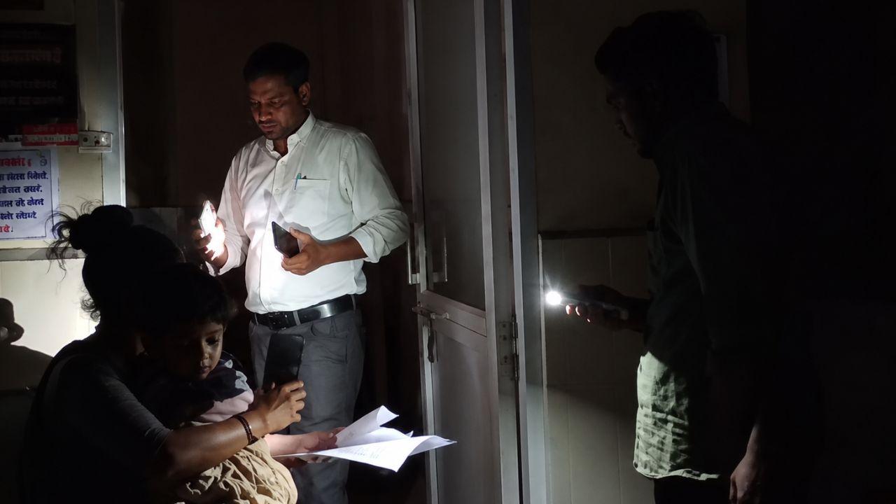 छिंदवाड़ा जिला अस्पताल में गुल हुई बिजली, मोबाइल टॉर्च की रोशनी में हुआ मरीजों का इलाज