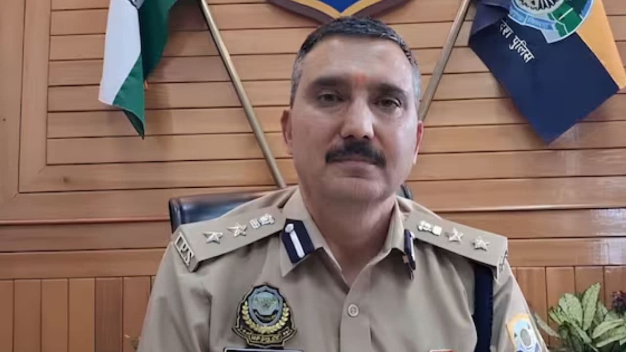 हिमाचल प्रदेश: सरकारी आवास खाली न करने पर DIG संजीव गांधी को नोटिस जारी, 1.80 लाख रुपये का लगा जुर्माना, पढ़ें खबर
