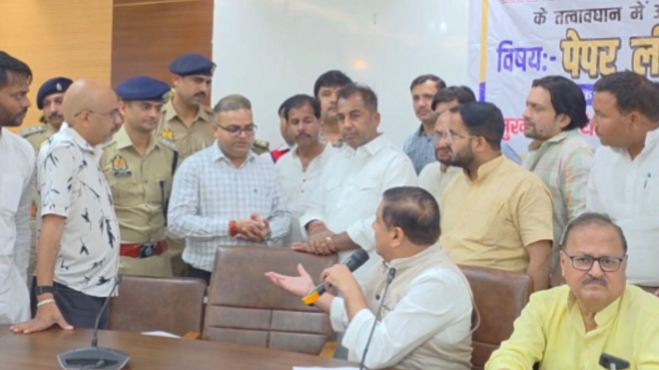 “यूपी में तानाशाही चरम पर..” प्रयागराज में पेपर लीक पर चर्चा के दौरान अधिकारियों पर भड़के संजय सिंह, बोले- डबल इंजन सरकार पूरी तरह फेल