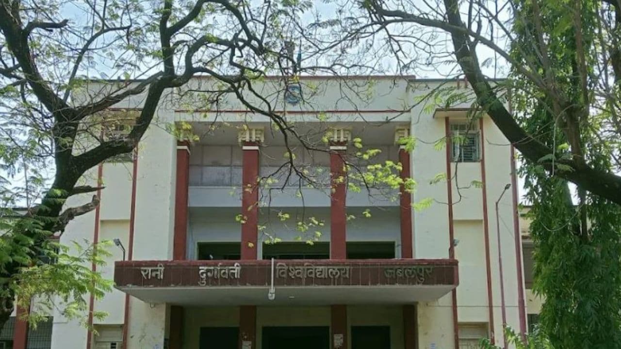 दीक्षांत समारोह से पहले रानी दुर्गावती विश्वविद्यालय का बड़ा फैसला, अब डिग्री पर “India” नहीं “भारत” लिखा जाएगा