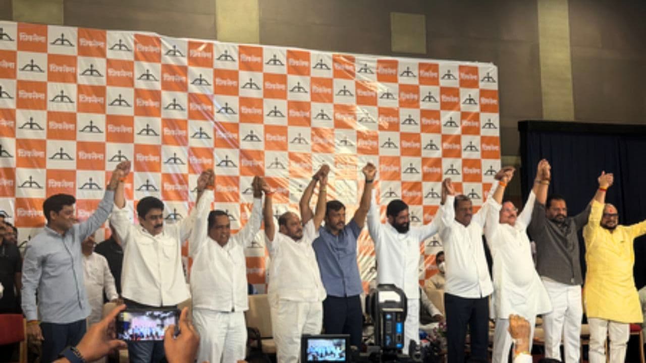 एकनाथ शिंदे के दल में शामिल हुए शिवसेना यूबीटी के बागी 6 सांसद, डिप्टी सीएम बोले- ‘कट्टर शिवसैनिक सांसदों’ का स्वागत है