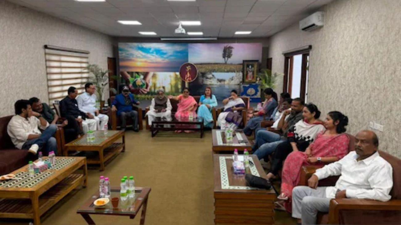 TMC बागी सांसदों की लोकसभा स्पीकर ओम बिरला से मुलाकात, पश्चिम बंगाल की राजनीति में बढ़ी हलचल