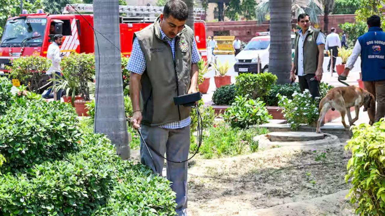 महाराष्ट्र: RSS मुख्यालय, CMO समेत कई दफ्तरों को बम से उड़ाने की धमकी, जांच में जुटीं पुलिस और सुरक्षा एजेंसियां