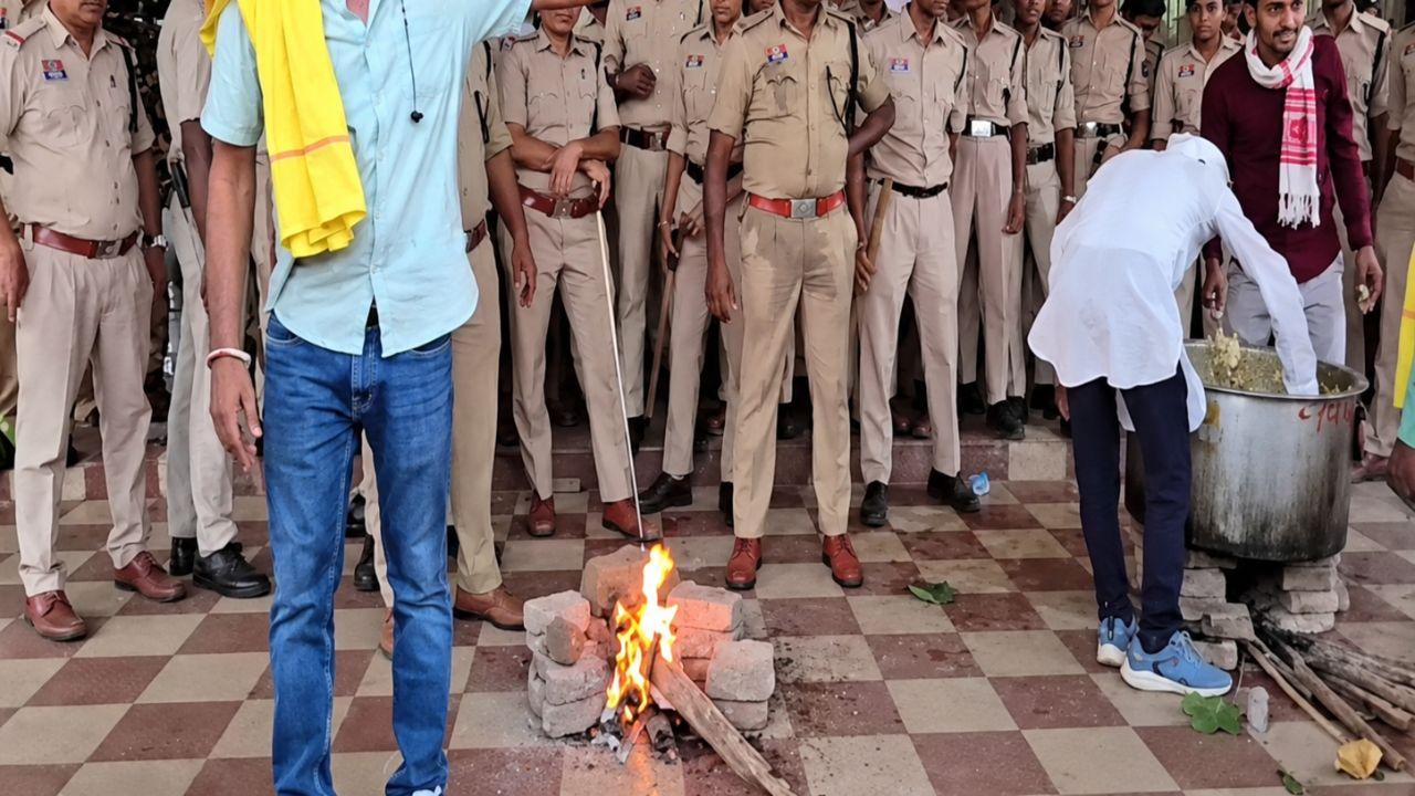बालोद कलेक्ट्रेट में आदिवासी समाज का उग्र प्रदर्शन, बाबा बालक दास मामले पर जलाया चूल्हा