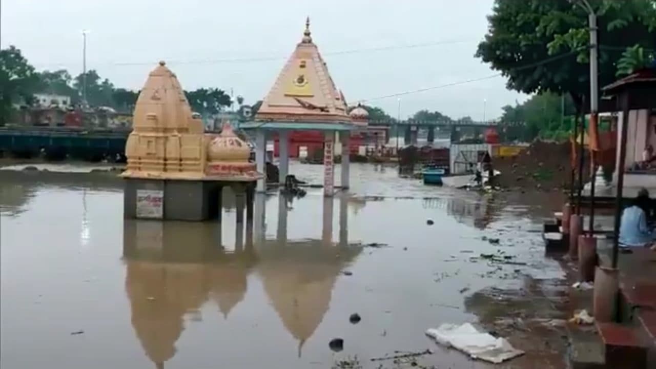 उज्जैन में उफान पर शिप्रा: रामघाट के कई मंदिर जलमग्न, प्रशासन ने दी गहरे पानी में न जाने की चेतावनी, अलर्ट जारी
