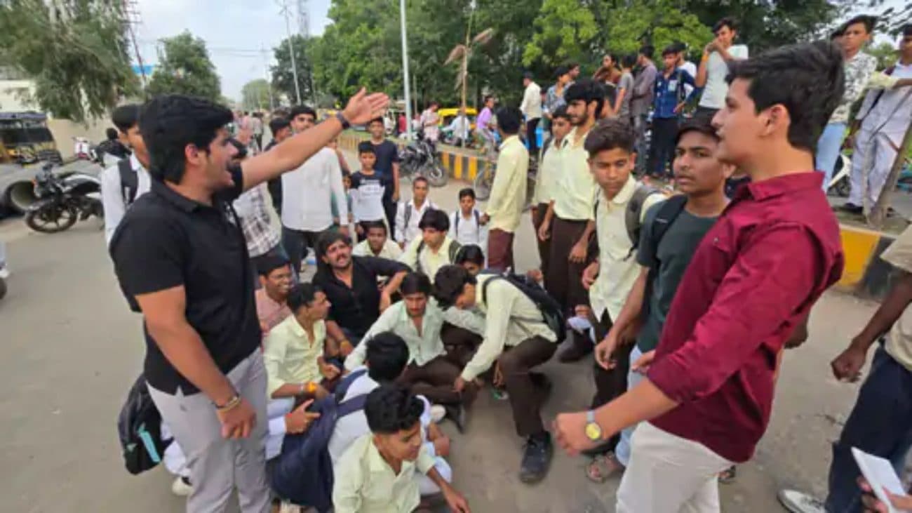 उज्जैन उत्कृष्ट स्कूल में छात्रों ने जमकर किया हंगामा, शिक्षक पर मारपीट का लगाया आरोप, ABVP ने किया चक्काजाम, जानिए क्या है पूरा मामला?