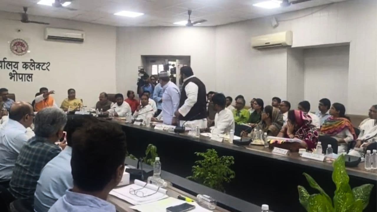 Bhopal News: सड़कों की बदहाली पर दिशा की बैठक में BJP विधायक नाराज, जनपद अध्यक्ष ने कांग्रेस विधायक को दी औकात में रहने की चेतावनी