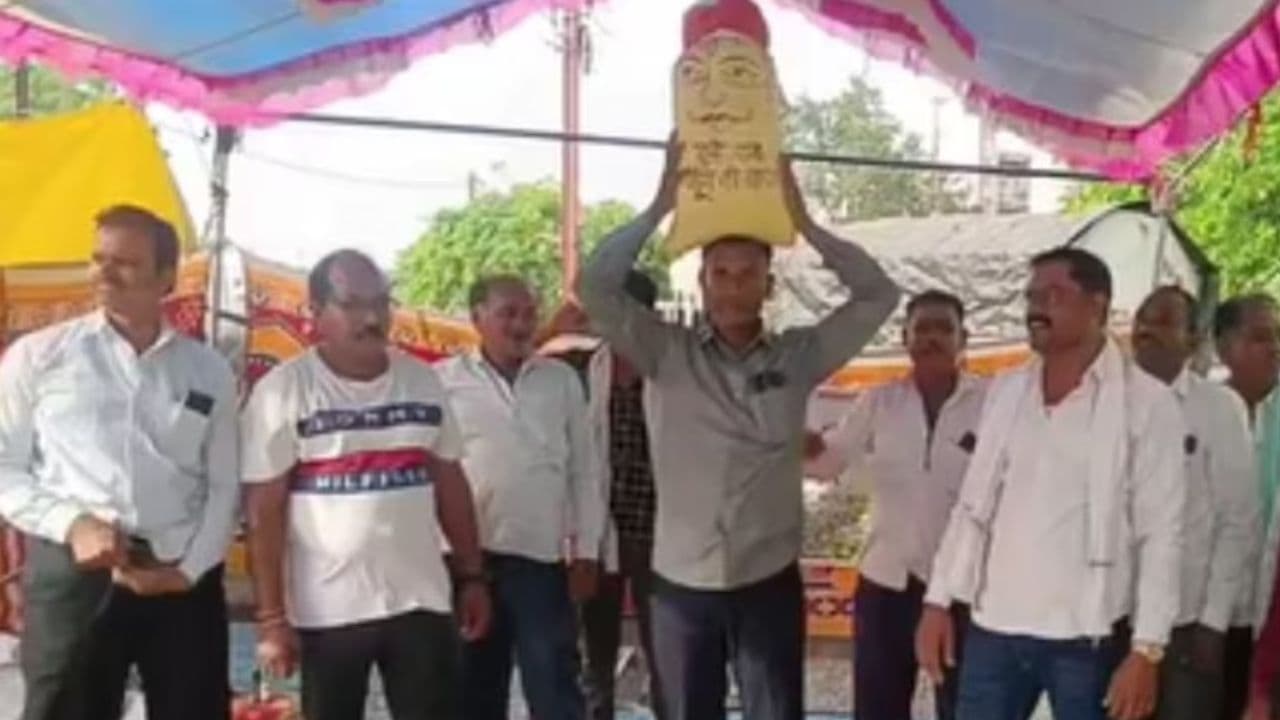 मूंग खरीद को लेकर किसानों का अनोखा प्रदर्शन, मूंग बना दूल्हा और बाराती बने किसान