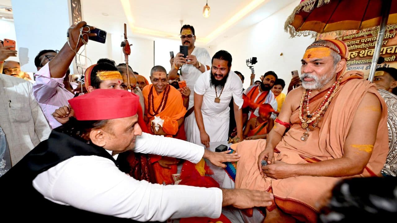 अखिलेश यादव ने शंकराचार्य अविमुक्तेश्वरानंद से लिया आशीर्वाद, 980 बार बातचीत के आरोपों पर BJP को घेरा
