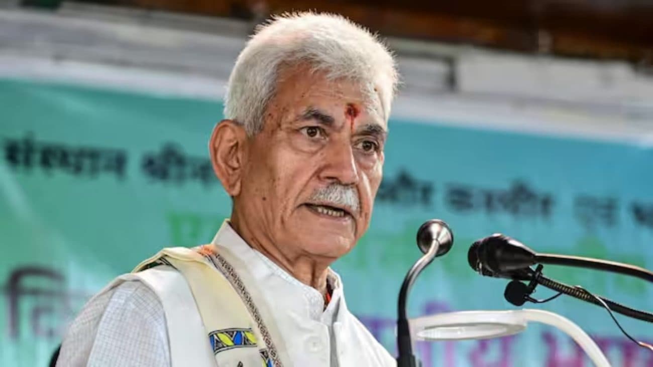 जम्मू-कश्मीर में सरकारी स्कूलों में विवादित किताबों पर बड़ा एक्शन, LG मनोज सिन्हा ने 8 अधिकारियों को किया सस्पेंड