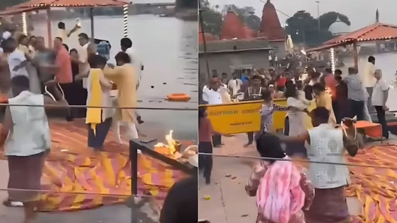 उज्जैन रामघाट पर बवाल! शिप्रा आरती के दौरान महिला से भिड़े पुजारी, पीतल की आरती से हमला करने का आरोप