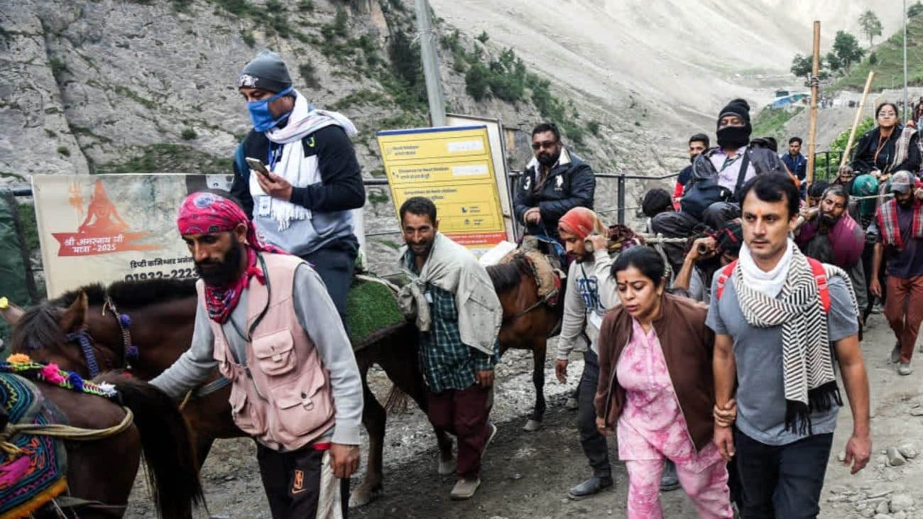 पहलगाम बेस से रवाना हुआ अमरनाथ यात्रा 2026 के लिए तीसरा जत्था, कड़ी सुरक्षा के बीच बाबा बर्फानी के दर्शन कर रहे श्रद्धालु