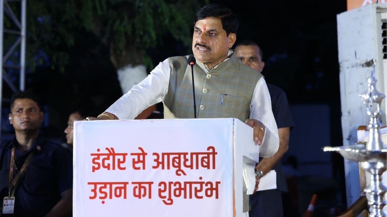 इंदौर से अबू धाबी अंतर्राष्ट्रीय हवाई सेवा शुरू, CM मोहन यादव ने दिखाई हरी झंडी, यात्रियों को सौंपा बोर्डिंग पास