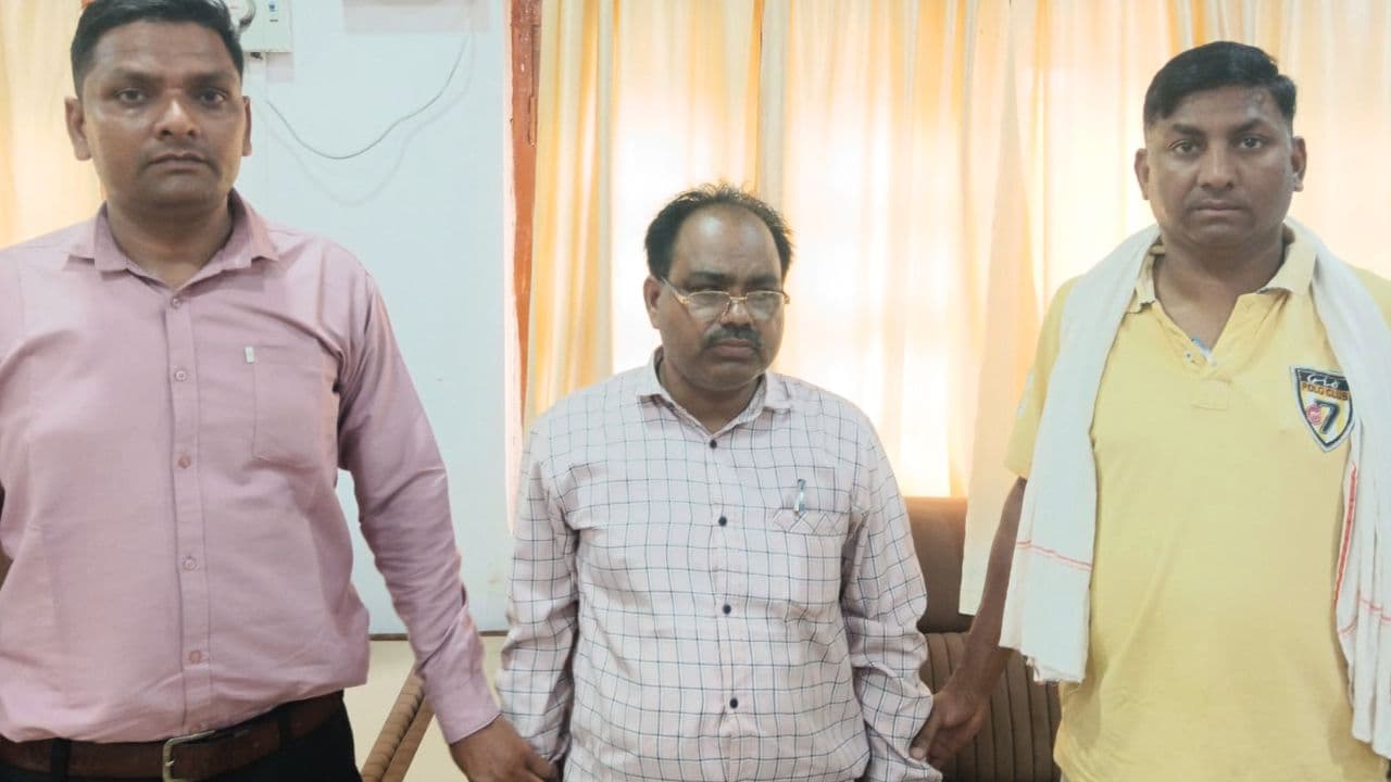 पक्ष में अभिमत देने के लिए जिला अभियोजन अधिकारी ने मांगी रिश्वत, लोकायुक्त पुलिस ने रंगे हाथ पकड़ा