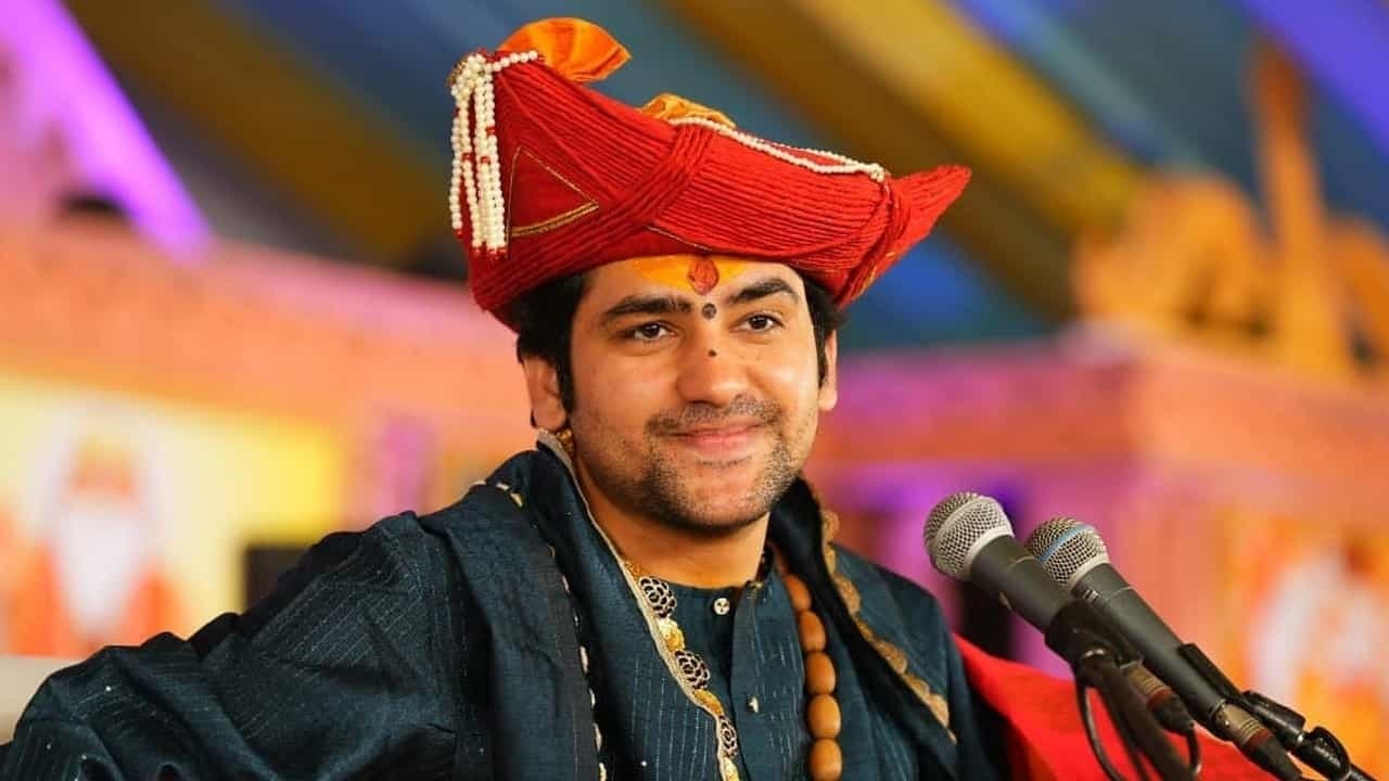 अयोध्या पहुंचे धीरेन्द्र कृष्ण शास्त्री, राम मंदिर मामले पर बाेले- सरकारी दंड के साथ भगवान का महादंड भी मिलेगा