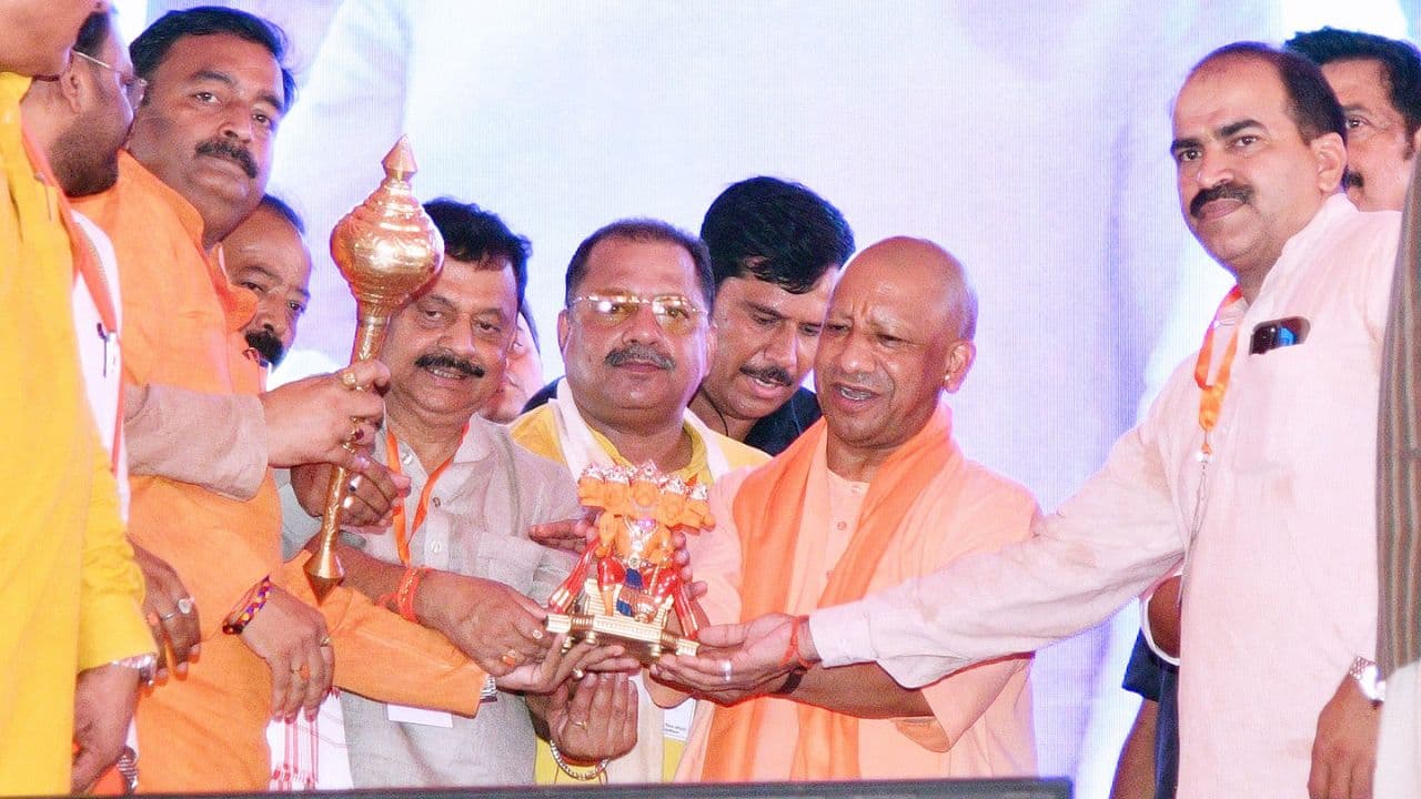 योगी आदित्यनाथ बोले- डबल इंजन सरकार गुंडागर्दी बर्दाश्त नहीं करती, कोई रंग में भंग या उपद्रव पैदा करता है तो कायदे से निपटती है