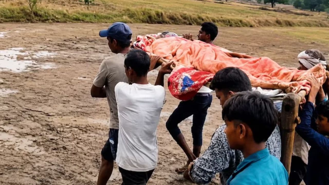रीवा में सड़क न होने की कीमत जान देकर चुकाई! 2KM तक खटिया पर ढोते रहे परिजन, अस्पताल पहुंचने से पहले मौत