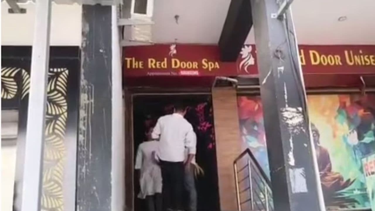 दमोह स्पा सेंटर पर पुलिस का बड़ा एक्शन! देह व्यापार के आरोप में 6 हिरासत में, लड़कियों ने किए चौंकाने वाले खुलासे
