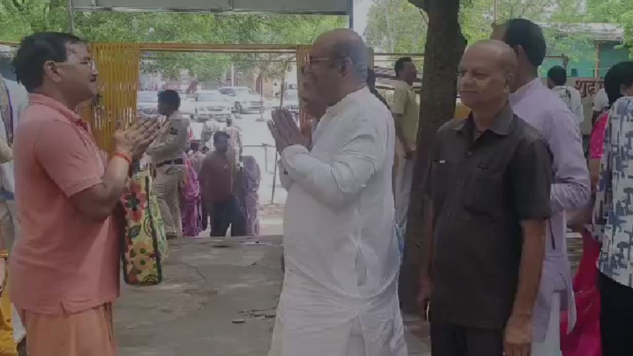दतिया उपचुनाव 2026: नामांकन से पहले मां पीतांबरा के दरबार पहुंचे घनश्याम सिंह, दिग्विजय सिंह ने भी टेका माथा
