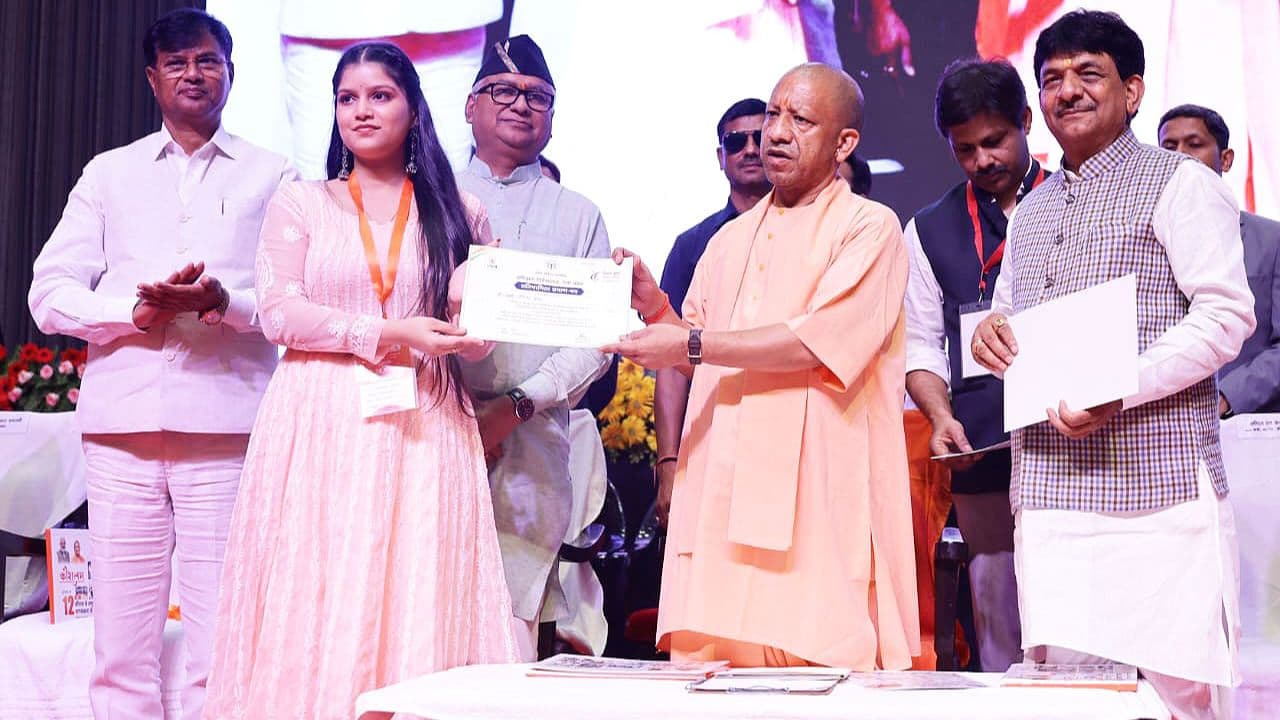 योगी बोले- यूपी के नौजवान को यहीं काम मिले यह कल्पना थी जो साकार हो रही है, पहले सरकारी नौकरी पर एक खानदान का अधिकार था