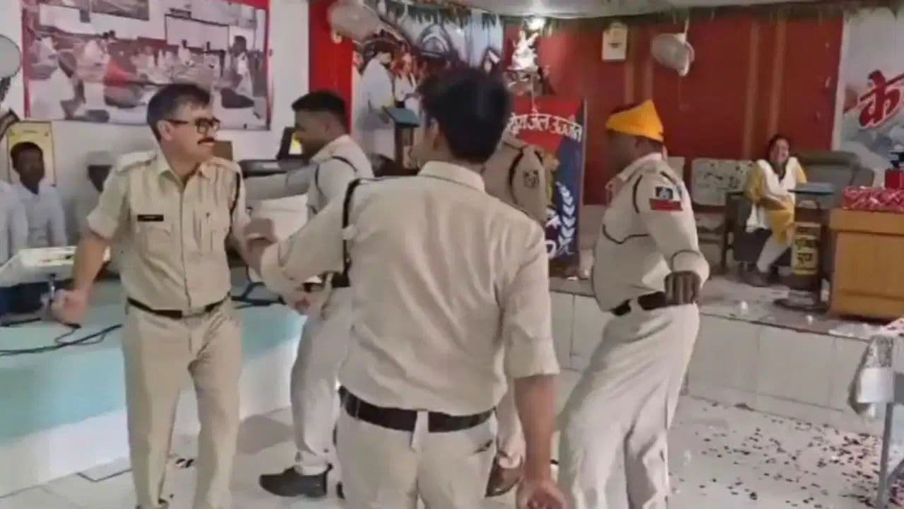 उज्जैन भैरवगढ़ जेल में बर्थडे पार्टी का VIDEO वायरल, वर्दी में डिप्टी जेलर के डांस पर मचा बवाल