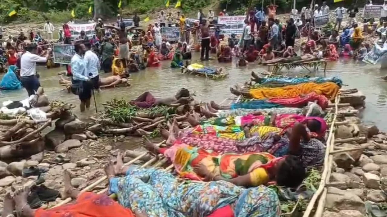 केन-बेतवा लिंक परियोजना पर बवाल: छतरपुर में प्रभावित परिवार आमरण अनशन पर, मुआवजे की मांग तेज