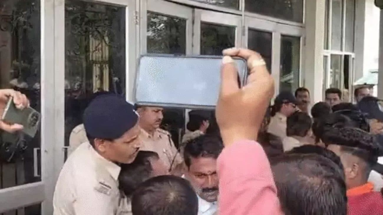 जबलपुर के सेंट एलॉयसियस स्कूल में धर्म परिवर्तन के आरोपों पर हुआ हंगामा, हिंदू संगठन के कार्यकर्ताओं ने खिड़कियों के कांच फोड़े