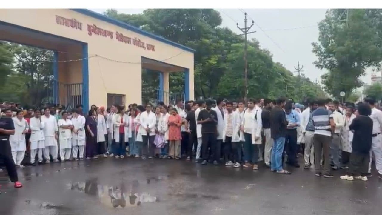 सागर BMC में महिला रेजिडेंट डॉक्टर से अभद्रता का आरोप, जूनियर डॉक्टरों की हड़ताल, प्रदेशव्यापी आंदोलन की चेतावनी