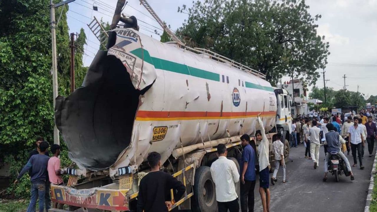 टैंकर ब्लास्ट: वेल्डिंग के दौरान हुआ जोरदार धमाका, 500 मीटर दूर तक उड़े परखच्चे, एक की मौत