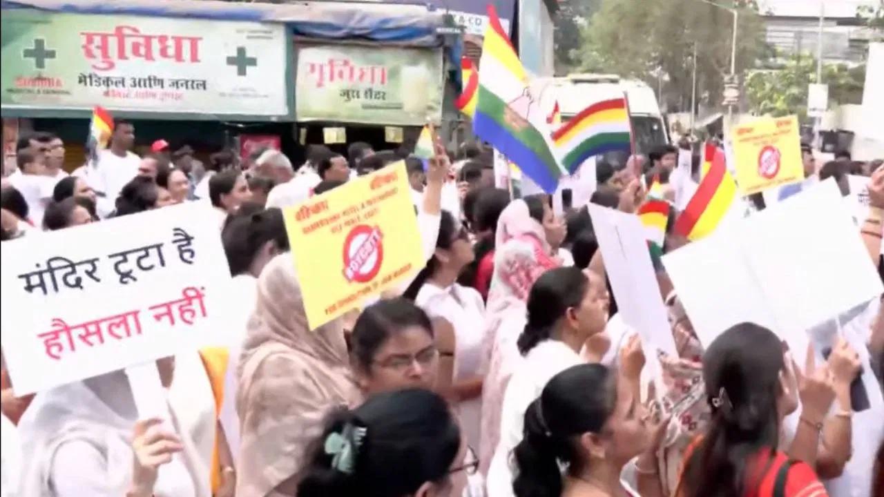 मुंबईतील विले पार्ले भागात जैन समाज रस्त्यावर, जुने मंदिर पाडल्याने पालिका प्रशासनाच्या विरोधात आंदोलन…