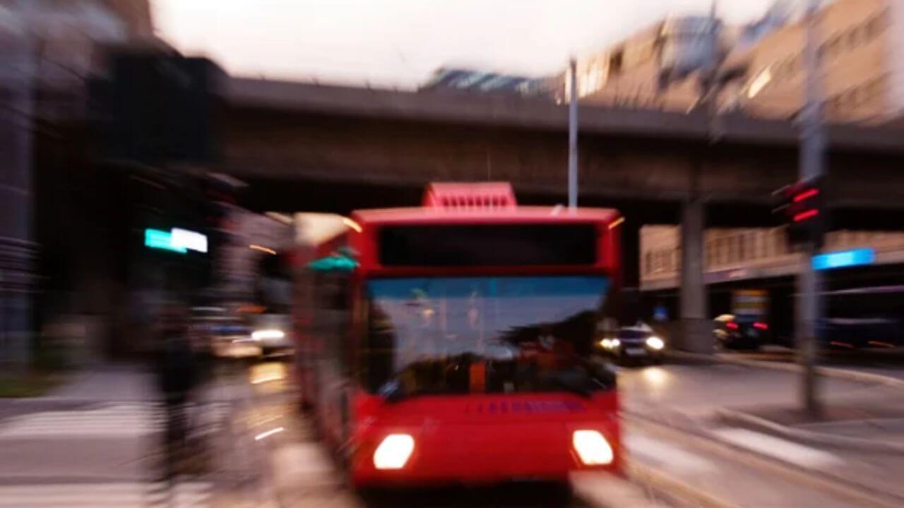 चालू बसमध्ये ड्रायव्हरला हार्ट अटॅक, 60 प्रवासी आणि थरार…