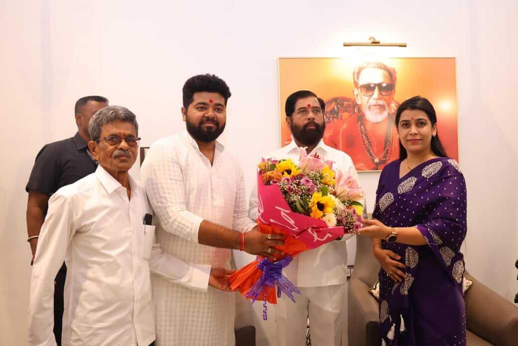 ठाकरेंच्या सेनेला आणखी एक धक्का, माजी नगरसेवक हर्षद कारकर आणि युवासेना नेत्या दिक्षा कारकर यांचा शिवसेनेत प्रवेश