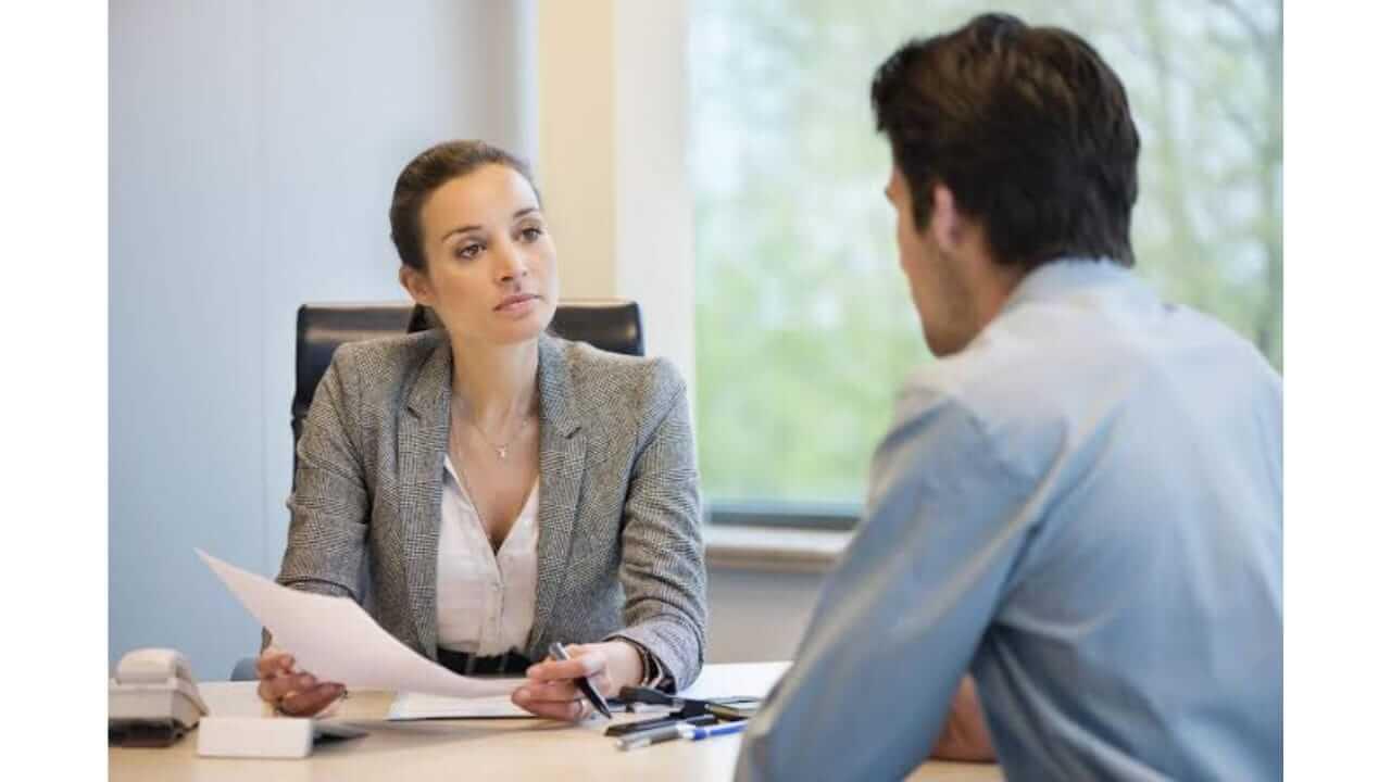 खूप प्रयत्न करूनही तुम्हाला हवी असलेली नोकरी मिळत नाहीये? या सोप्या वास्तु टिप्स फॉलो करा