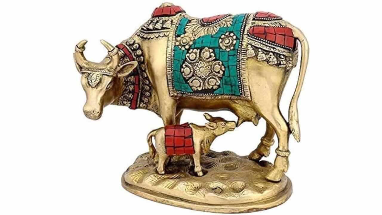 कामधेनू गायीची मूर्ती फक्त घरातच नाही तर ऑफिसमध्येही ठेवा, व्यवसाय आणि यश वाढेल, योग्य दिशा जाणून घ्या….