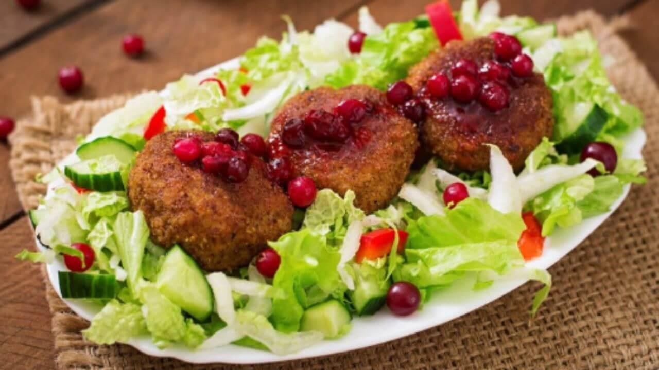 नाश्त्यासाठी बनवा खमंग पोह्याचे कटलेट, ट्राय करा सोपी रेसिपी