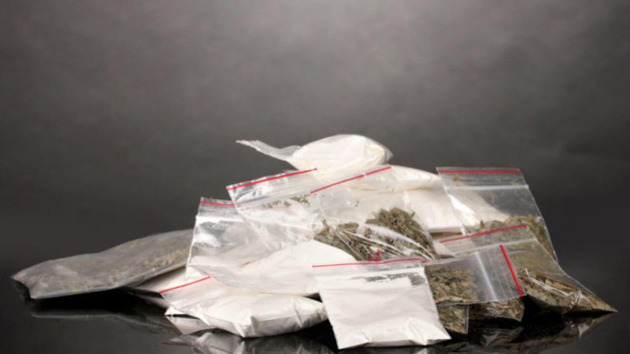 पुणे-बंगळुरू महामार्गावर डीआरआयची मोठी कारवाई; परदेशी महिलेकडून 7.5 कोटींचे अंमली पदार्थ जप्त