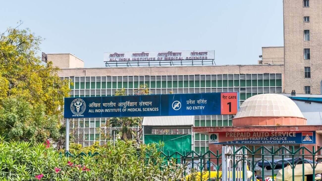 महिलेच्या श्वास नलिकेत अडकला काजू, AIIMS च्या डॉक्टरांनी असा वाचवला जीव