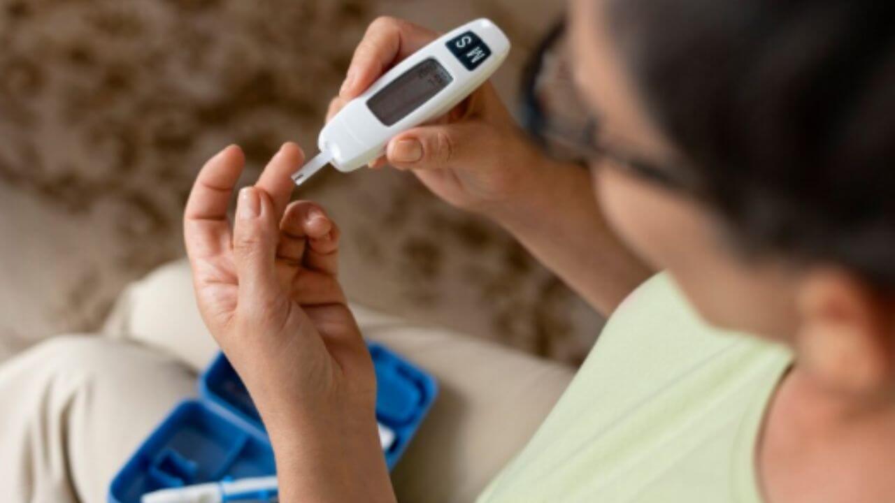 पावसाळ्यात शुगर कंट्रोल करण्यासाठी डायबिटीसच्या रुग्णांनी काय करावे? जाणून घ्या