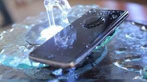 पावसात स्मार्टफोन वापरणं धोक्याचं ठरू शकतं, या १० टिप्स तुम्हाला मदत करतील