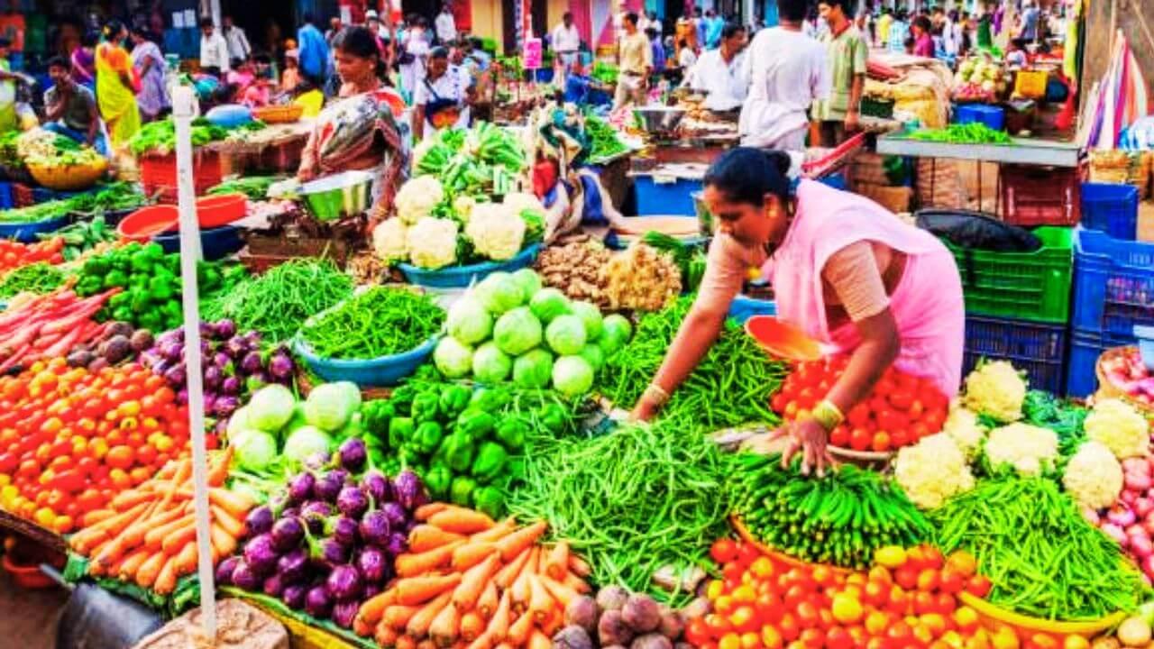 वांगी आणि गवार 50 रुपये पाव किलो, पालेभाज्यांचे भावही गगनाला, पावसाचा सर्वसामान्यांना फटका