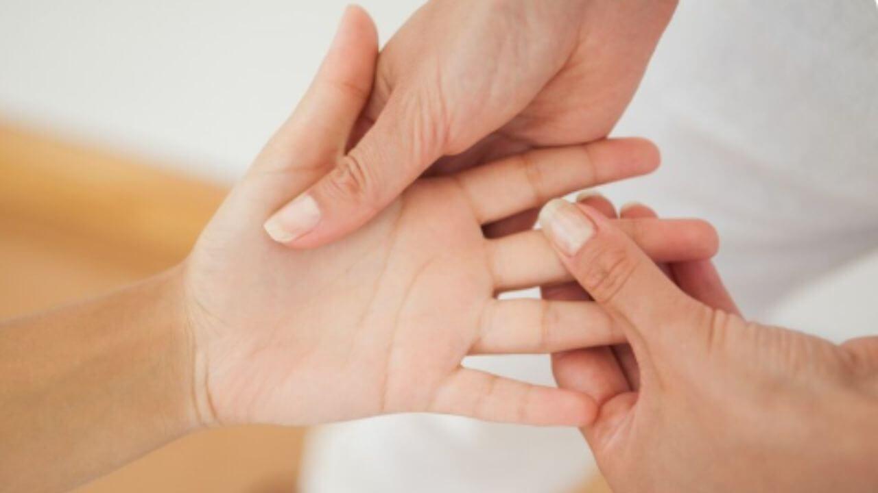 हाताच्या तळव्यांना करा तुपाने मालिश, रक्ताभिसरण सुधारण्यापासून वात दोष नियंत्रणापर्यंत मिळतील अनेक फायदे