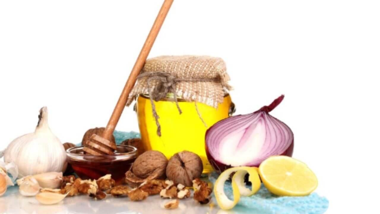 मधासोबत अजिबात खाऊ नका ‘हे’ पदार्थ, बिघडू शकते आरोग्य