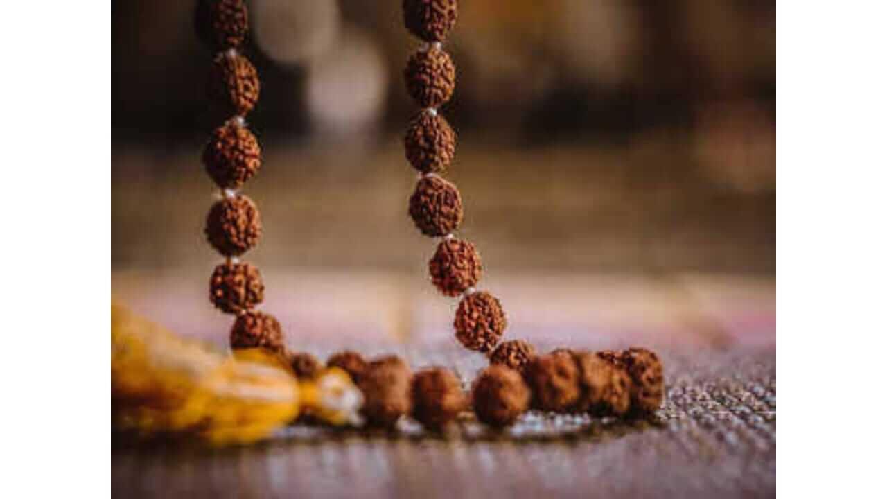 रुद्राक्षाची उत्पत्ती कशी झाली? रुद्राक्ष परिधान केल्याने काय फायदा होतो?