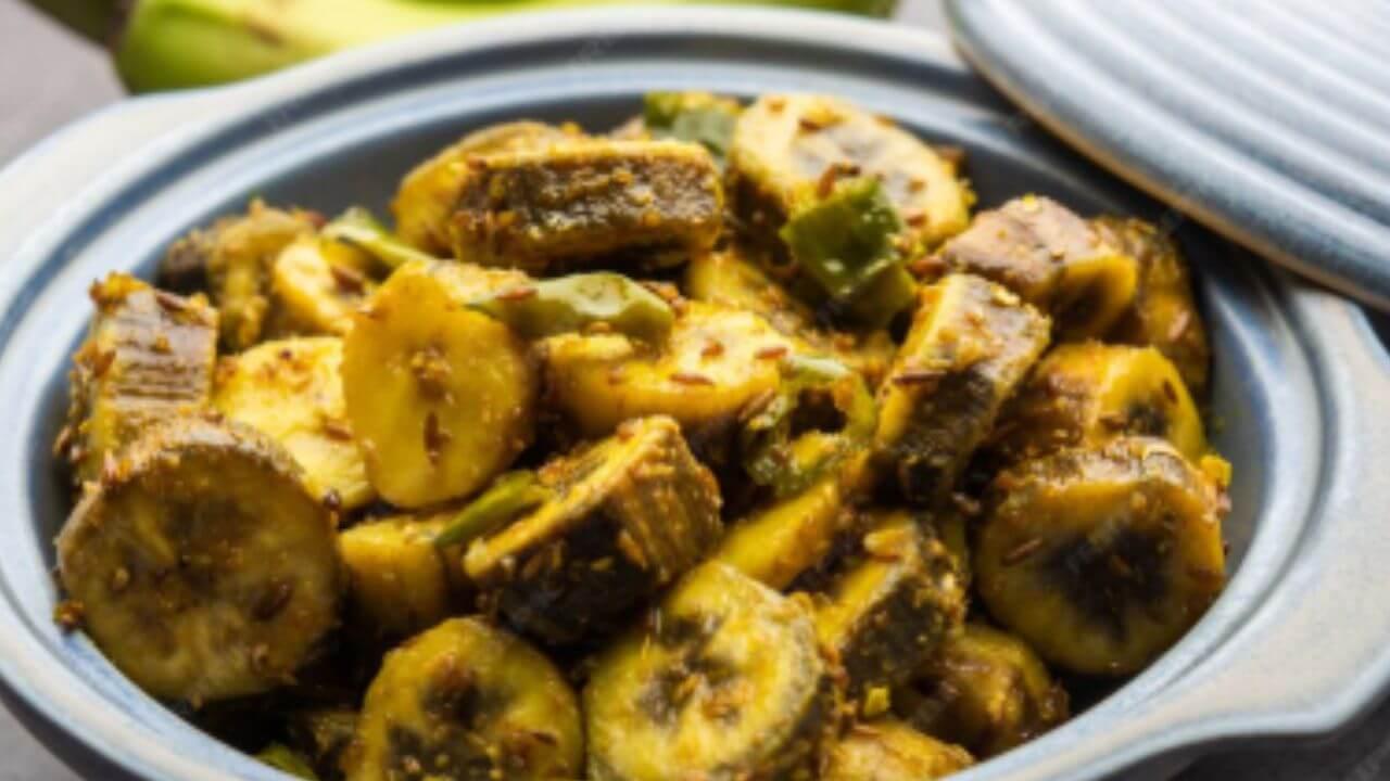 श्रावण महिन्यात बनवा उपवासाची कच्च्या केळीची भाजी, पाहा रेसिपी