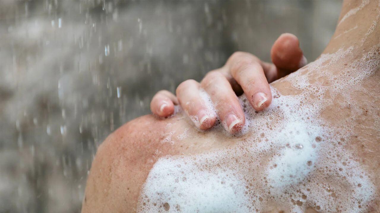 तुम्हीही दररोज अंगाला साबण लावता? किती दिवस साबण वापरणं सेफ?