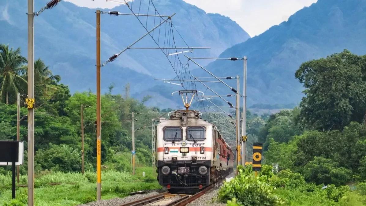 एका ट्रेनमध्ये किती जागांवर आरक्षण असतं? आकडा ऐकून तुम्हालाही विश्वास बसणार नाही!