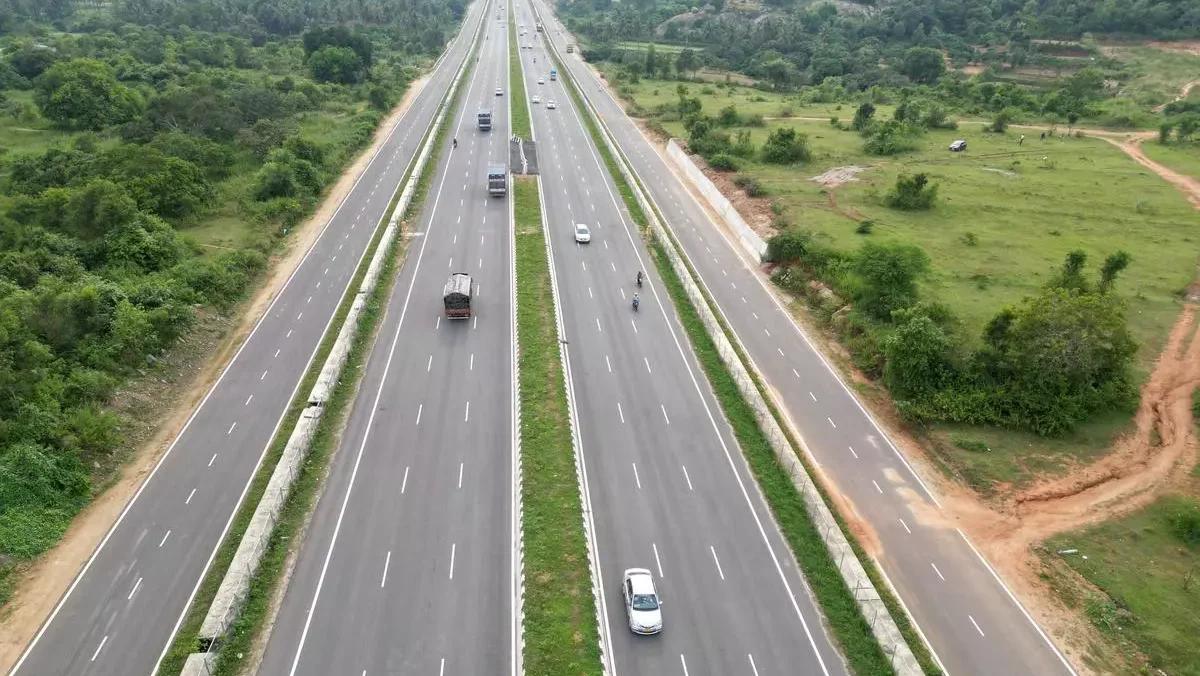 राष्ट्रीय महामार्गाची एका लेनची किती रुंदी असते आणि कोणत्या राज्यांमध्ये ही रुंदी सर्वात कमी आहे?