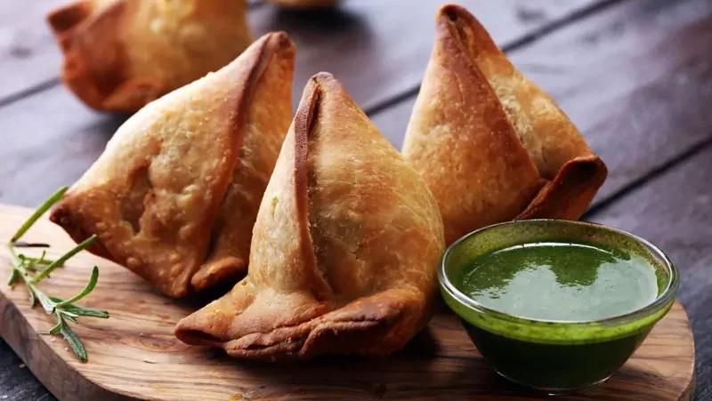 भारतात समोसा कुठल्या देशातून आला? बटाट्यापूर्वी समोस्यात काय भरलं जायचं?
